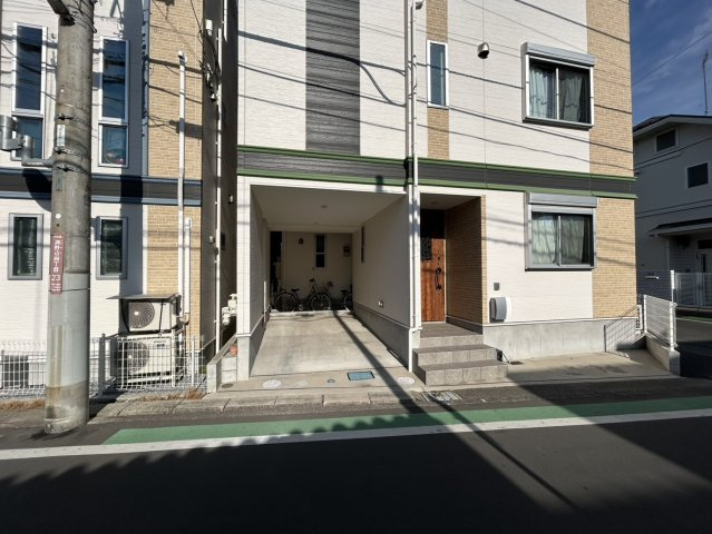 【前面道路含む現地写真】 | 入浴時の快適さも大事なことですが、綺麗な状態を維持できなければ気持ちよく入浴できません。毎日の掃除が楽という点は大事なポイントになります！カビが生えにくく掃除がしやすい、壁や浴槽を選ぶといいでしょう。