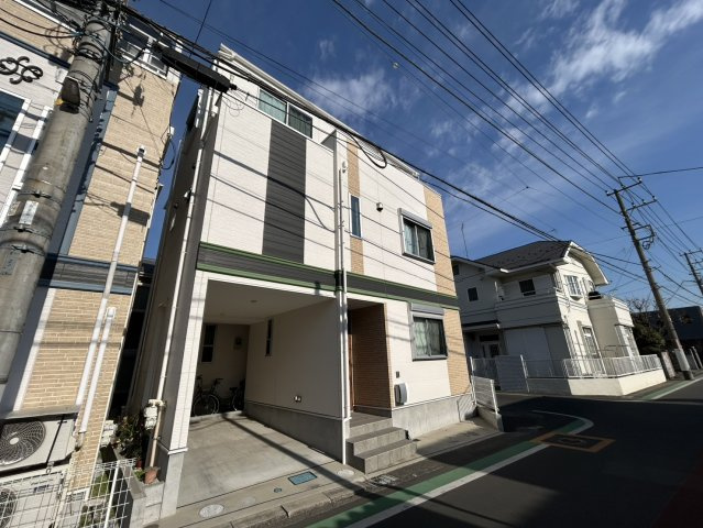 【前面道路含む現地写真】 | トイレは大きさや形、機能、抗菌性などが異なる多種多彩なタイプが各メーカーから出ています。それぞれに良さがあるため、事前にどういったタイプのトイレがいいのかをご家庭内で決めて、内見に行くといいでしょう。