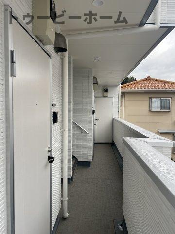 入間市豊岡3丁目アパートのその他共用部分|開放的で明るい空間を演出してくれるバルコニーです