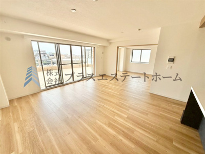 【居間・リビング】 | ウインヒルズジェームス山  | 【当社施工事例】バルコニーに面したリビング♪フローリングはナチュラルな美しさがあります♪