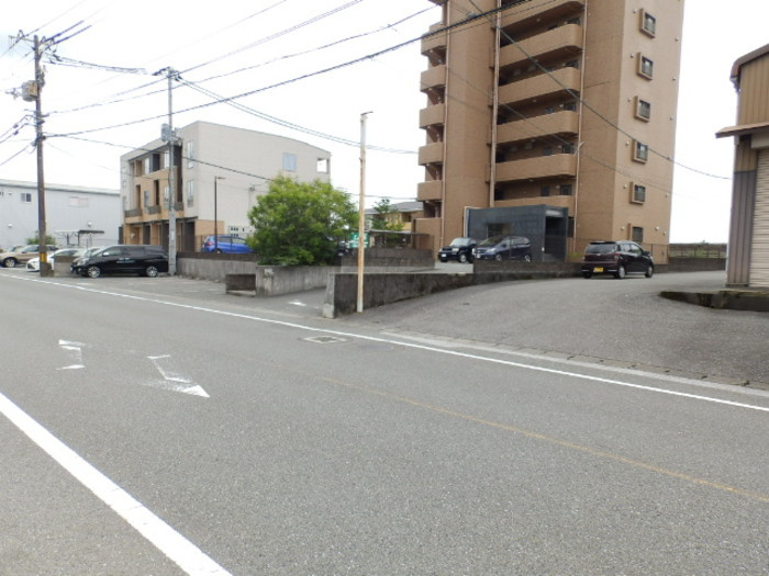 エクレールの駐車場|前面道路＆敷地入口