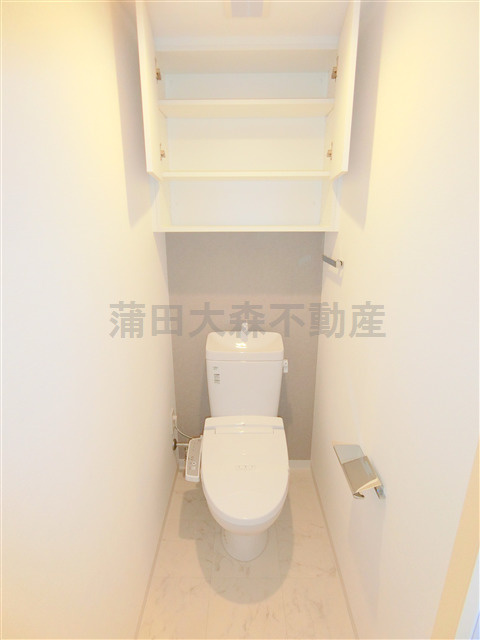 アジールコート糀谷のトイレ|棚収納と温水暖房便座付トイレ　