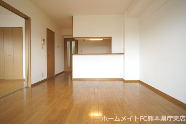 熊本市東区八反田１丁目の賃貸マンションの居間・リビング