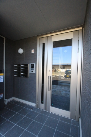 エレガンス筑後【キャッシュバック対象】のエントランス|落ち着いたエントランスです