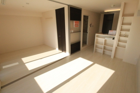 エレガンス筑後【キャッシュバック対象】の居間・リビング|こちらのリビングで趣味の時間をお楽しみください