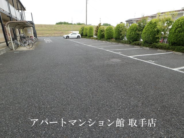 レオパレスレクサスの駐車場