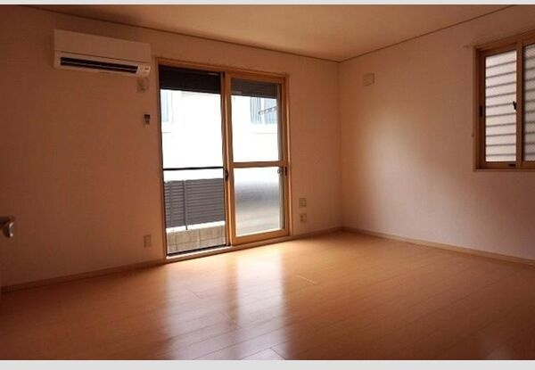 ドミール六条の居間・リビング