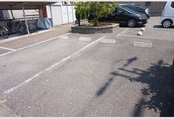 ドミール六条の駐車場