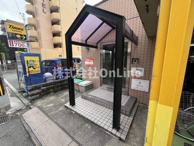 八尾市東本町３丁目の賃貸マンションのエントランス