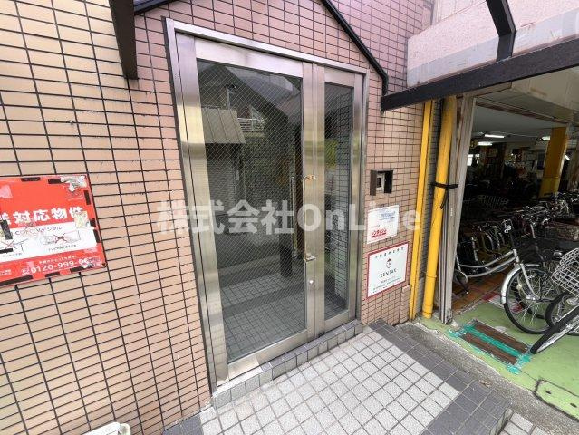 八尾市東本町３丁目の賃貸マンションのエントランス