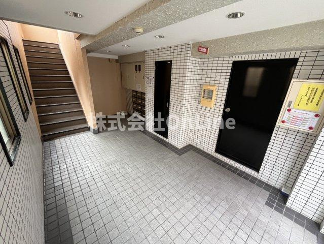 八尾市東本町３丁目の賃貸マンションのロビー