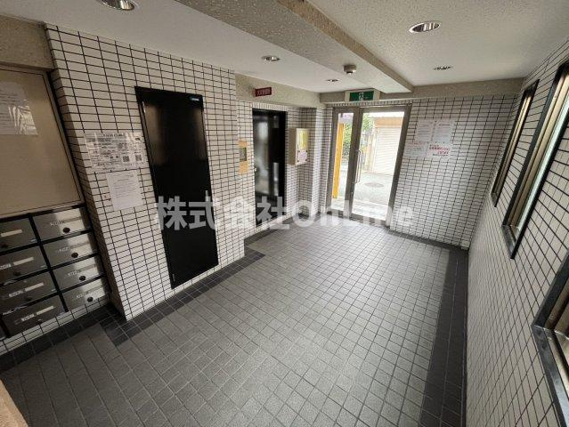 八尾市東本町３丁目の賃貸マンションのロビー