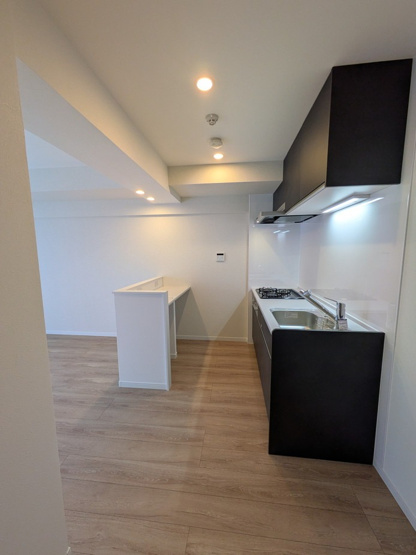 【キッチン】 | ニューライフ薬院 | キッチンの背面にカウンターがあるのでお料理や配膳がスムーズに進められます