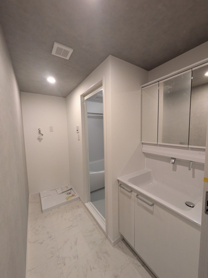 【独立洗面台】 | ニューライフ薬院 | 収納力に優れた三面鏡洗面化粧台です。鏡の裏は収納スペースになっていますので、すっきり清潔に保てます