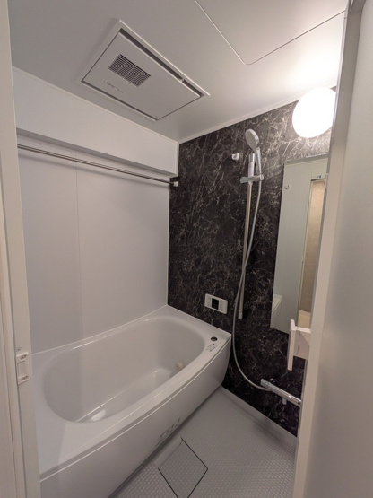 【浴室】 | ニューライフ薬院 | 浴室乾燥機付なので雨の日のお洗濯に活躍するのはもちろん、浴室をカラリと乾燥させられるのでカビ対策にも