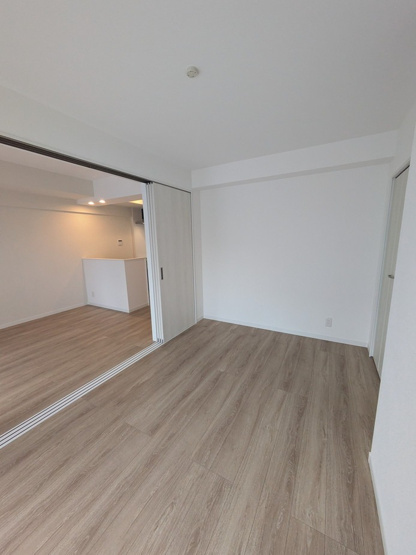 【洋室】 | ニューライフ薬院 | 5.3帖の洋室。リビングとは引き戸でフラットにつながっています。クローゼットも完備しています