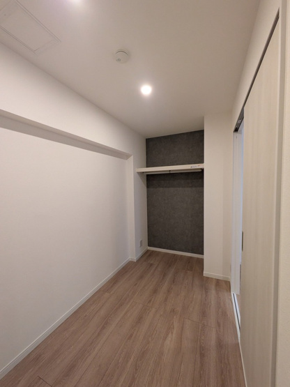 【その他】 | ニューライフ薬院 | 約3帖のサービスルーム。収納スペースも設けられているため、居住スペースとしてもお使いいただけます