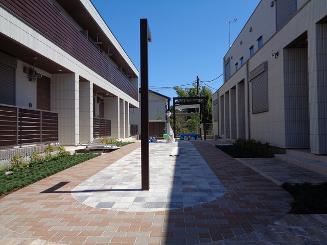 ＢＯＲＩＫＩふじさわ善行　南棟のロビー|遊ぶには嬉しい中庭