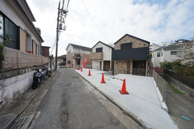 【横浜市保土ケ谷区初音ケ丘29-20全2棟新築戸建て】★仲介手数料無料★（初音が丘小学校・橘中学校）の前面道路含む現地写真