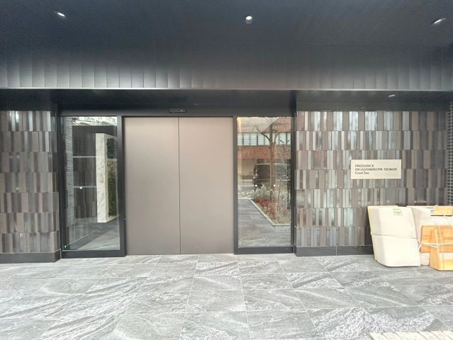 プレサンス東三国駅前グランクラスのエントランス