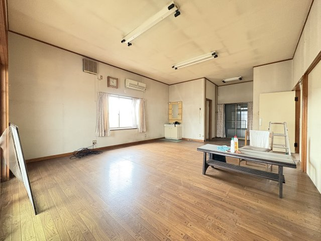 趣ある和空間♪栃木市吹上町の広々とした中古平屋邸の居間・リビング|ゆったり過ごせる居間です