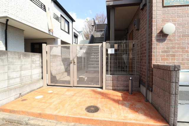 国分寺市本多４丁目のアパートのエントランス