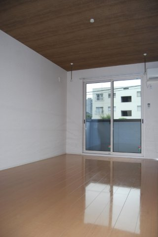 国分寺市本多４丁目のアパートの居間・リビング