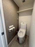 【トイレ】 | アンピール教育大前 | 冬は便座も温水も温かく快適なシャワー付トイレ。上部には収納を設置◎