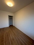 【洋室】 | アンピール教育大前 | 5.4帖の洋室。シンプルなお部屋なのでお仕事部屋としての活用もしやすそうです
