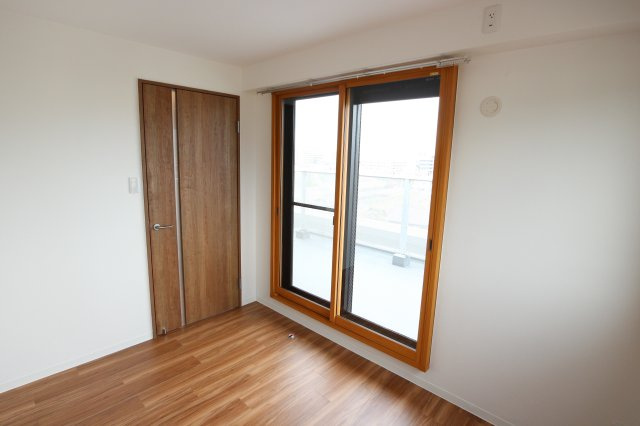 アルカディア八木の洋室|角部屋なので窓が多く、日当たり良好です　洋室5.1帖