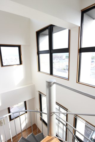 アルカディア八木の内装|リビングは吹き抜けとなっており、明るく開放的な空間です