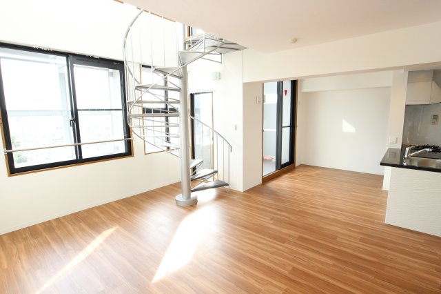 アルカディア八木の居間・リビング|広々としたフローリングのLDK16.5帖　室内全面リニューアル済み