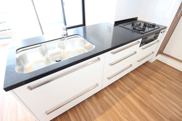 アルカディア八木のキッチン|三口のガスコンロを備えたシステムキッチン