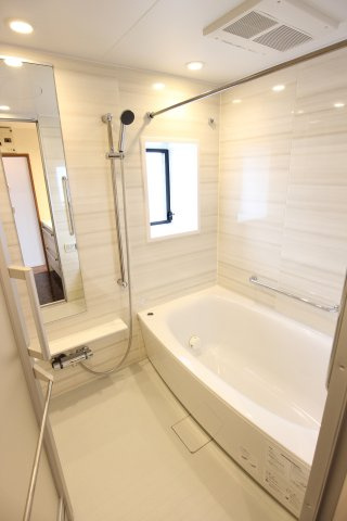 アルカディア八木の浴室|浴室乾燥機とランドリーパイプ付きのバスルーム　