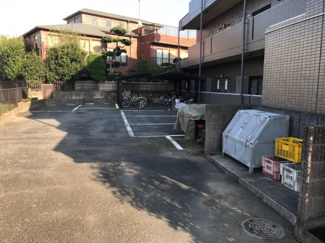 VERDONE(ヴェルドーネ）の駐車場