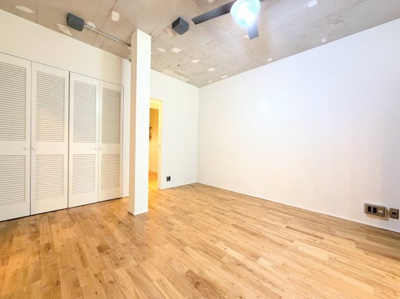 【洋室】 | 藤和日吉ホームズ | ◆子どものスタディ空間として、あるいは書斎やホビールームとして生活スタイルに合わせて使えるプライベートルーム。居心地のいい落ち着いたインテリアが似合います。