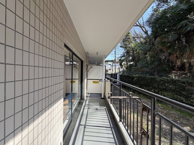 【バルコニー】 | 藤和日吉ホームズ | ◆気持ちのいい空が見渡せる広いバルコニー。爽やかな風を感じて、心躍る素敵な暮らしがはじまります。通風・採光にも優れ、心地よい光と風があふれています。