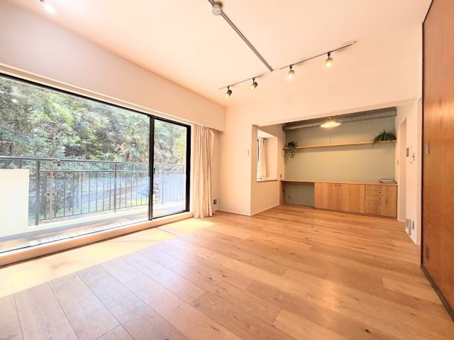 【居間・リビング】 | 藤和日吉ホームズ | ◆広々としたリビング・ダイニングは、シックでモダンな内装。落ち着いた雰囲気に包まれて、伸びやかな空間のなかで、ゆったりと家族団らんのひとときを過ごせます。