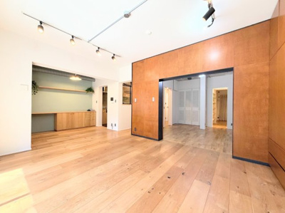 【居間・リビング】 | 藤和日吉ホームズ | ◆家族で食卓を囲むダイニングスペースと、ソファでゆったりくつろぐリビングスペースがしっかり区切られているので家具の配置や用途を使いわけしやすいです。