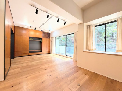 【居間・リビング】 | 藤和日吉ホームズ | ◆一家だんらんのスペースとなるＬＤＫ。窓から明るい光が差し込み、思わず家族の会話も弾む快適な空間。