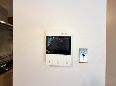 【防犯設備】 | 藤和日吉ホームズ | ◆受話器を持たずに、来訪者と通話ができ、モニターで姿が確かめられるインターホンを採用しました。暮らしの安心感を一層高めます。