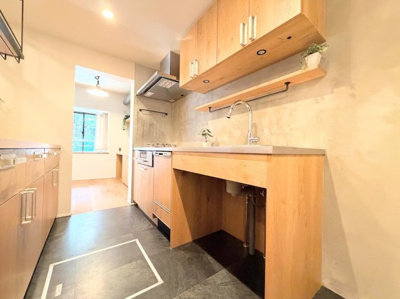 【キッチン】 | 藤和日吉ホームズ | ◆長い時間滞在するキッチンだからこそ、食事の準備を楽しい時間に、忙しい時でもスムーズに無駄なく作業できる、お手入れも簡単にできるなど、毎日を楽しくするキッチンスペースに仕上げました。