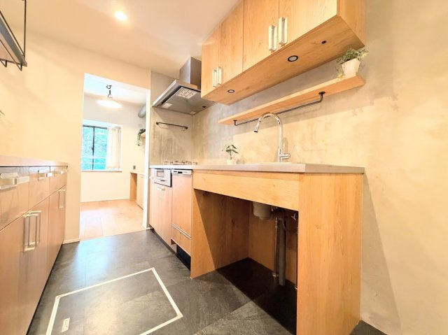 【キッチン】 | 藤和日吉ホームズ | ◆長い時間滞在するキッチンだからこそ、食事の準備を楽しい時間に、忙しい時でもスムーズに無駄なく作業できる、お手入れも簡単にできるなど、毎日を楽しくするキッチンスペースに仕上げました。