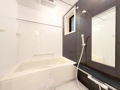 【浴室】 | 藤和日吉ホームズ | ◆モダンデザインの空間が気持ちよさを高めてくれるバスルーム。すっきりとした清潔感の中に都会的なセンスが感じられ、心身をリフレッシュできる寛ぎを深めてくれるスペースです。