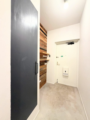 【玄関】 | 藤和日吉ホームズ | ◆光の渦が溢れた明るい玄関ホール。「おかえり」と「ただいま」が交差するお家の顔とも言える場所は爽やかで心地良い空間となっています。すっきり片付いた玄関で来客時にも自信が持てそう。