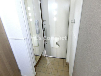 【玄関】 | サニーサーガ | 背の高い下駄箱には鏡付きで身だしなみチェック。