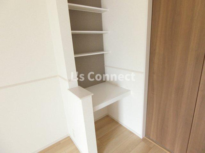 【設備】 | サニーサーガ | 机としても使える棚があります。