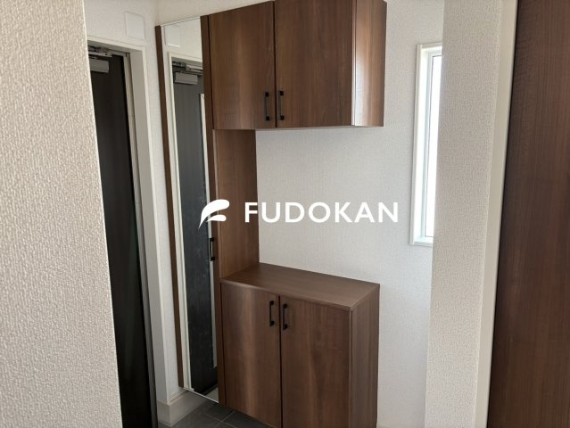 天童市柏木町２丁目【中古住宅】の玄関|たっぷり収納のシューズボックスです