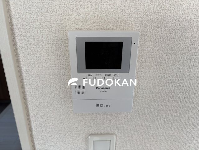 天童市柏木町２丁目【中古住宅】のセキュリティ|TV付モニターインターフォン付きで玄関先のお客様を確認できます。お子様のお留守番時も安心です。スタイリッシュなデザインになっております。詳細は現地にてご説明いたします！