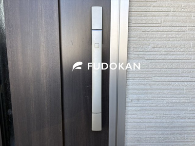 【防犯設備】 | 天童市柏木町２丁目【中古住宅】 | お買い物帰りにマイバックを片手に鍵の開け閉めは困難ですよね。毎日行う動作だからこそストレスフリーの電子キーをおススメします。詳細は現地にてご説明いたします！